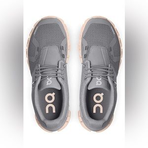 New women’s on cloud sneakers size 8.5